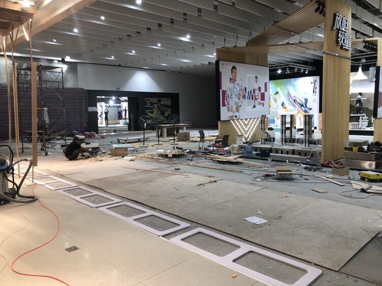 連鎖品牌店開業(yè)，到底是裝立式服裝防盜器還是隱藏式地埋防盜器？